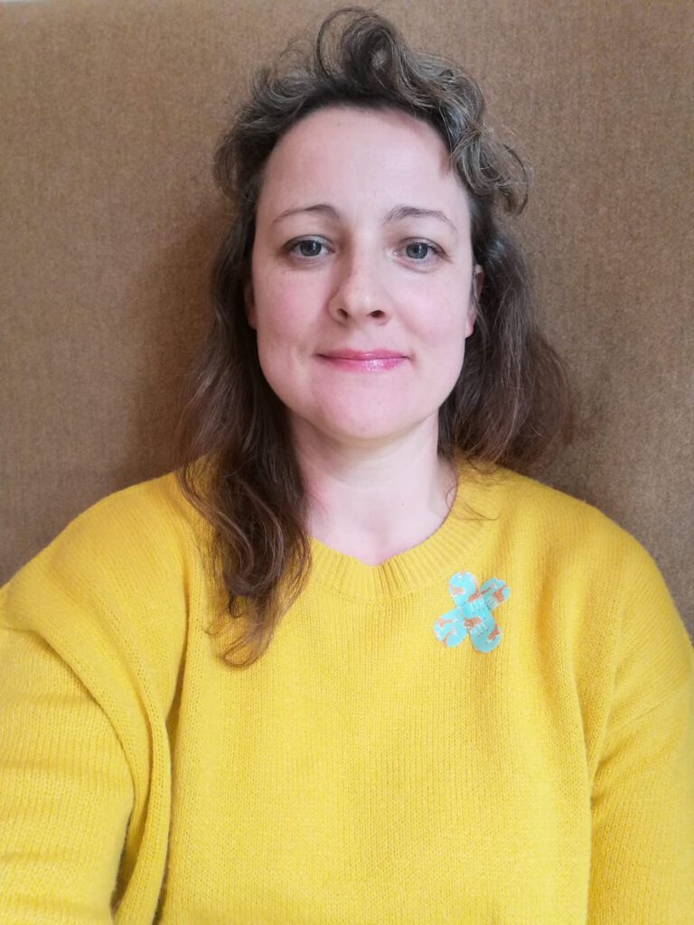 Steffi, Sabina und Ieva zeigen mit überkreuzten Pflastern, dass sie pflegende Eltern am Aktionstag sichtbar machen. 