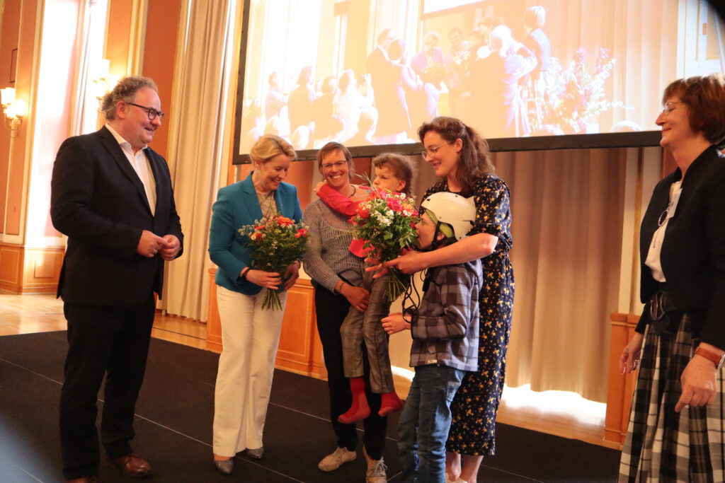 Berlins Regierende Bürgermeisterin Franziska Giffey überreichte die Auszeichnung persönlich im Roten Rathaus anlässlich der Ehrengala zur Woche der pflegenden Angehörigen.